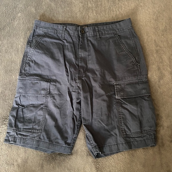 Men’s Levi cargo shorts - Picture 1 of 4